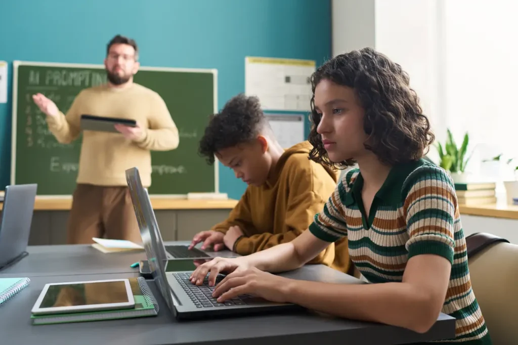 Groupe de jeunes dans une médiathèque