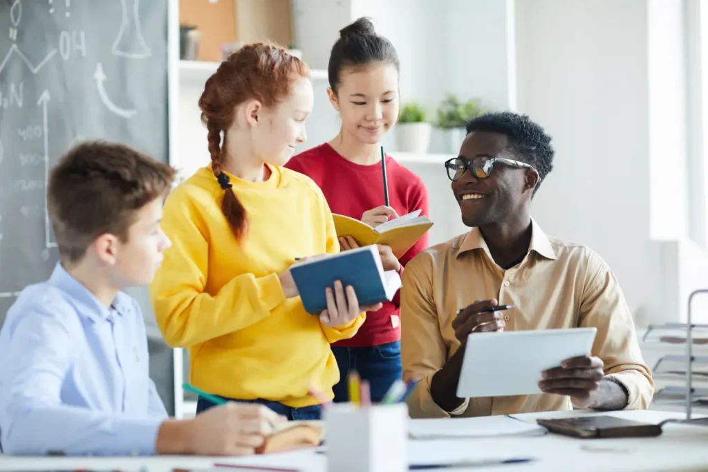Groupe de jeunes étudiants
