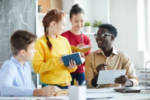 Groupe de jeunes étudiants